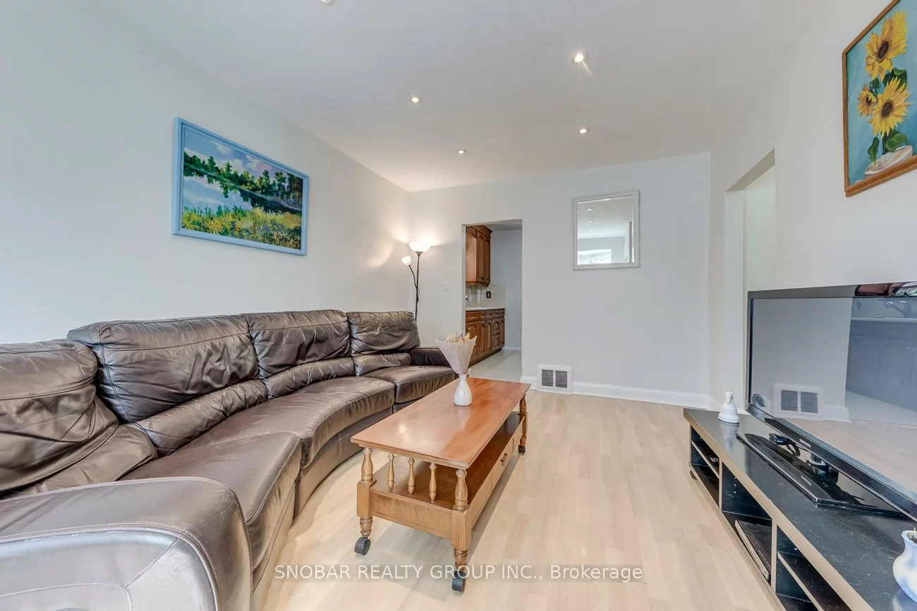 40, Dixon, Humber Heights, Toronto