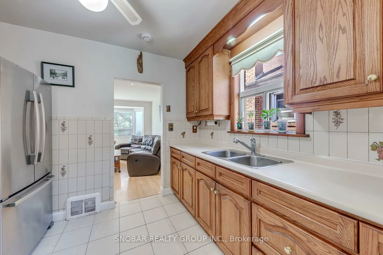40, Dixon, Humber Heights, Toronto