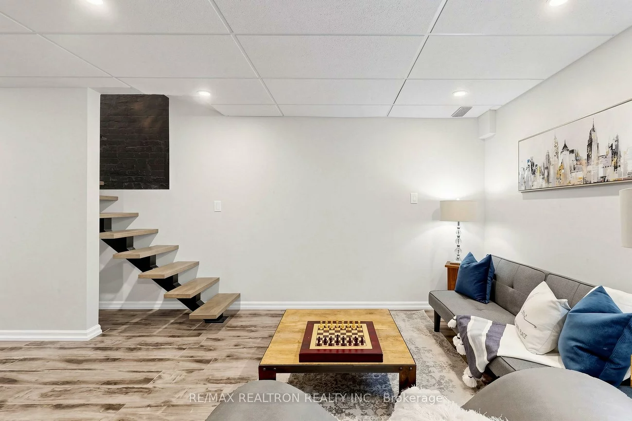 8, Villa, Long Branch, Toronto