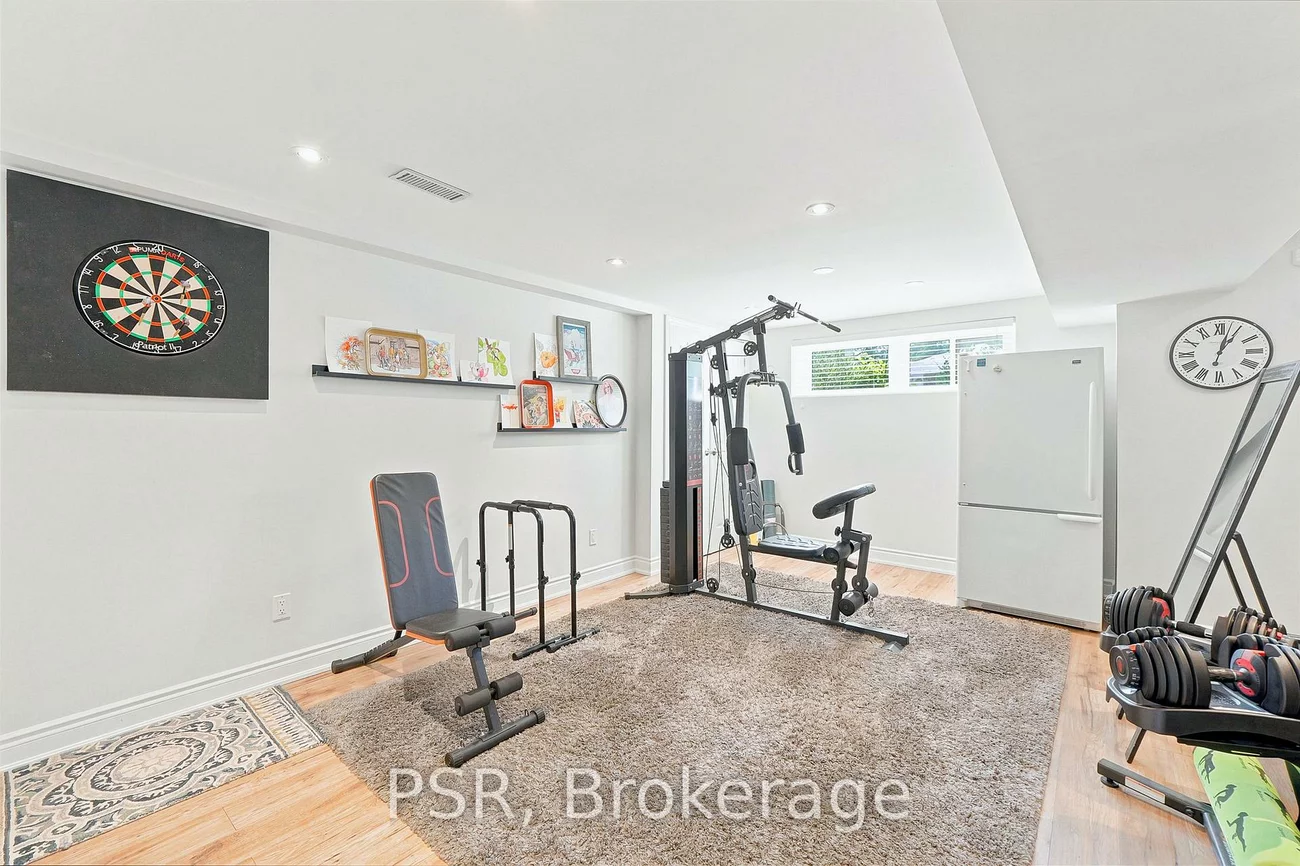 61, Robinglade, Eringate-Centennial-West Deane, Toronto