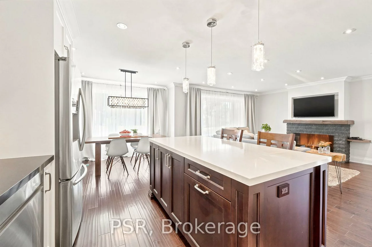 61, Robinglade, Eringate-Centennial-West Deane, Toronto