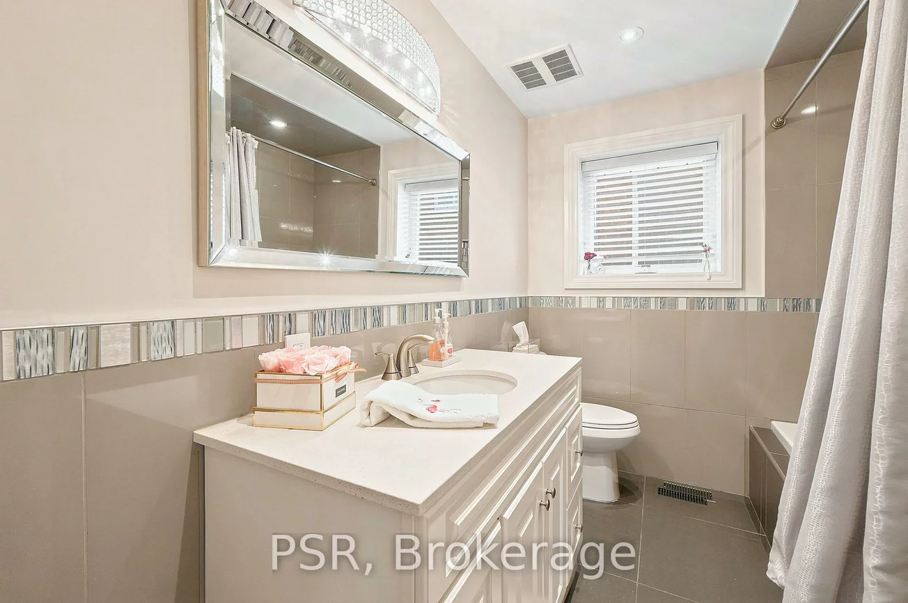 61, Robinglade, Eringate-Centennial-West Deane, Toronto