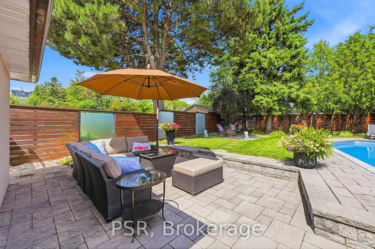 61, Robinglade, Eringate-Centennial-West Deane, Toronto