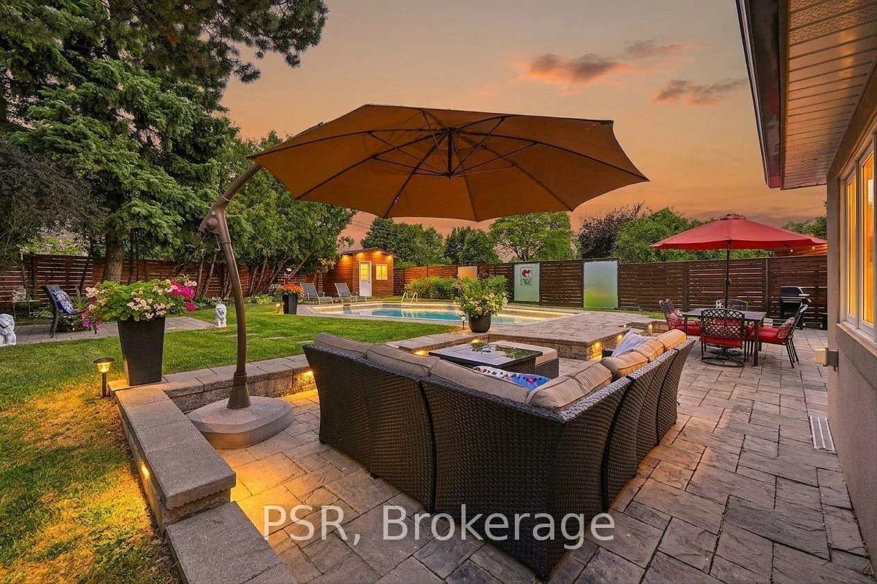 61, Robinglade, Eringate-Centennial-West Deane, Toronto