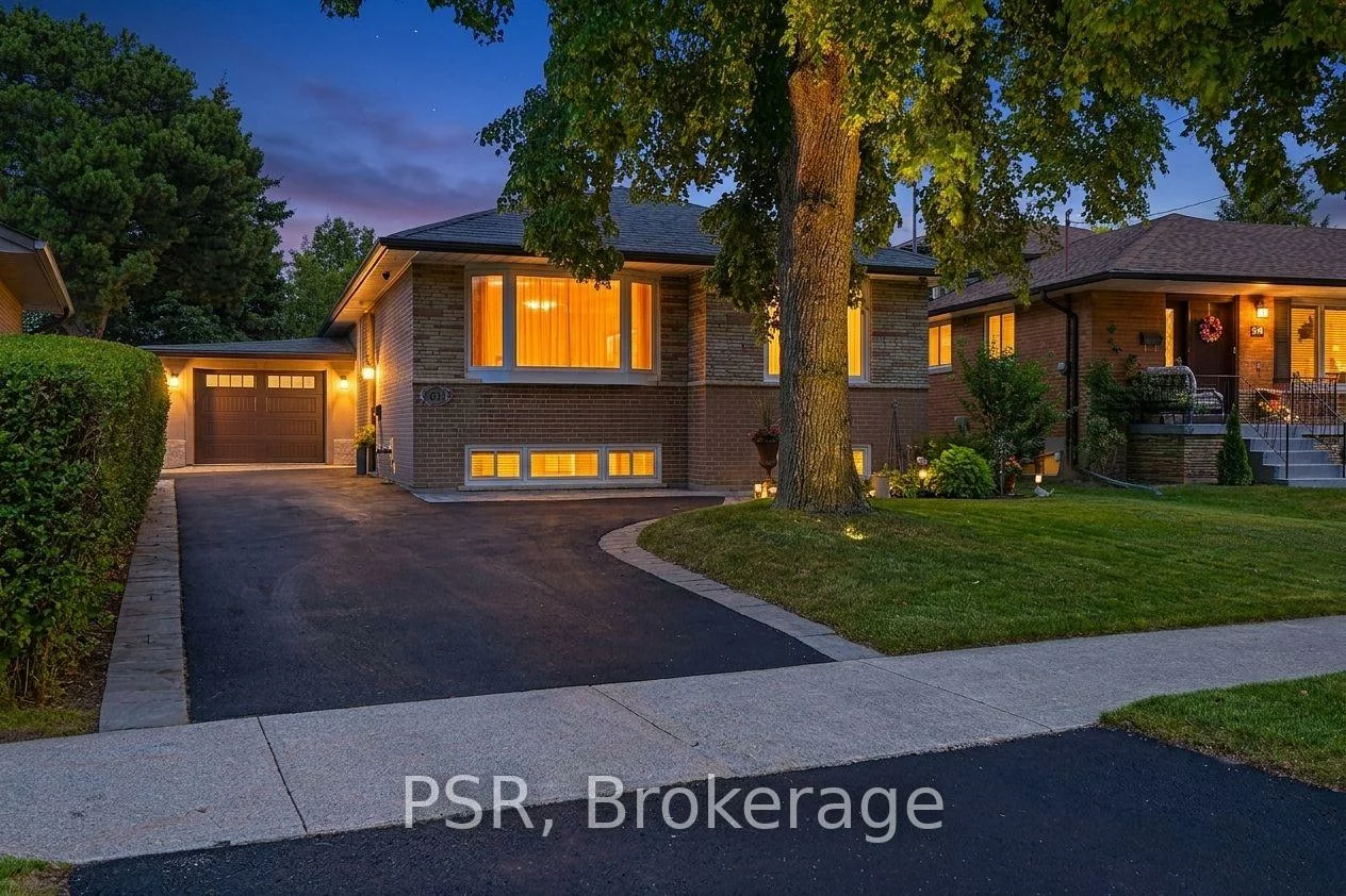 61, Robinglade, Eringate-Centennial-West Deane, Toronto