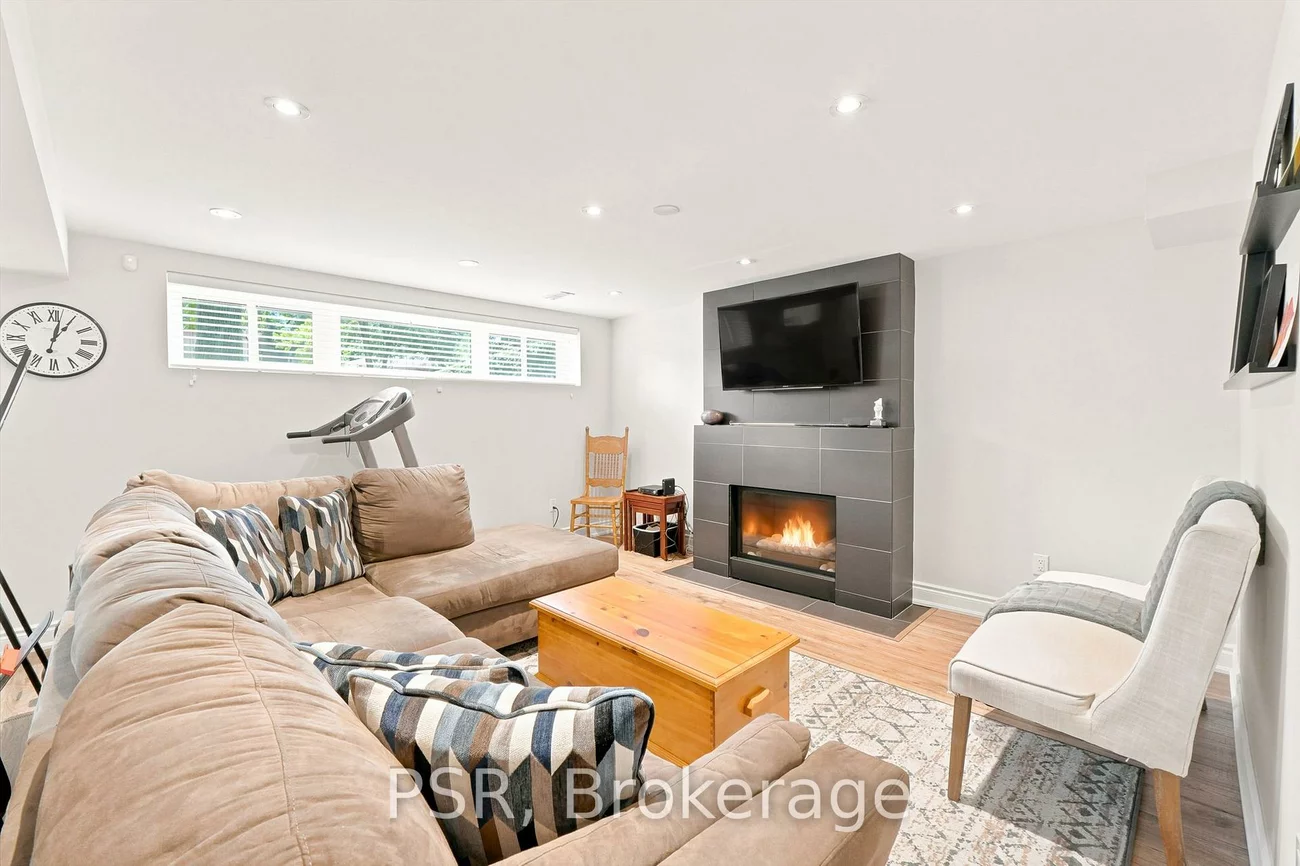 61, Robinglade, Eringate-Centennial-West Deane, Toronto