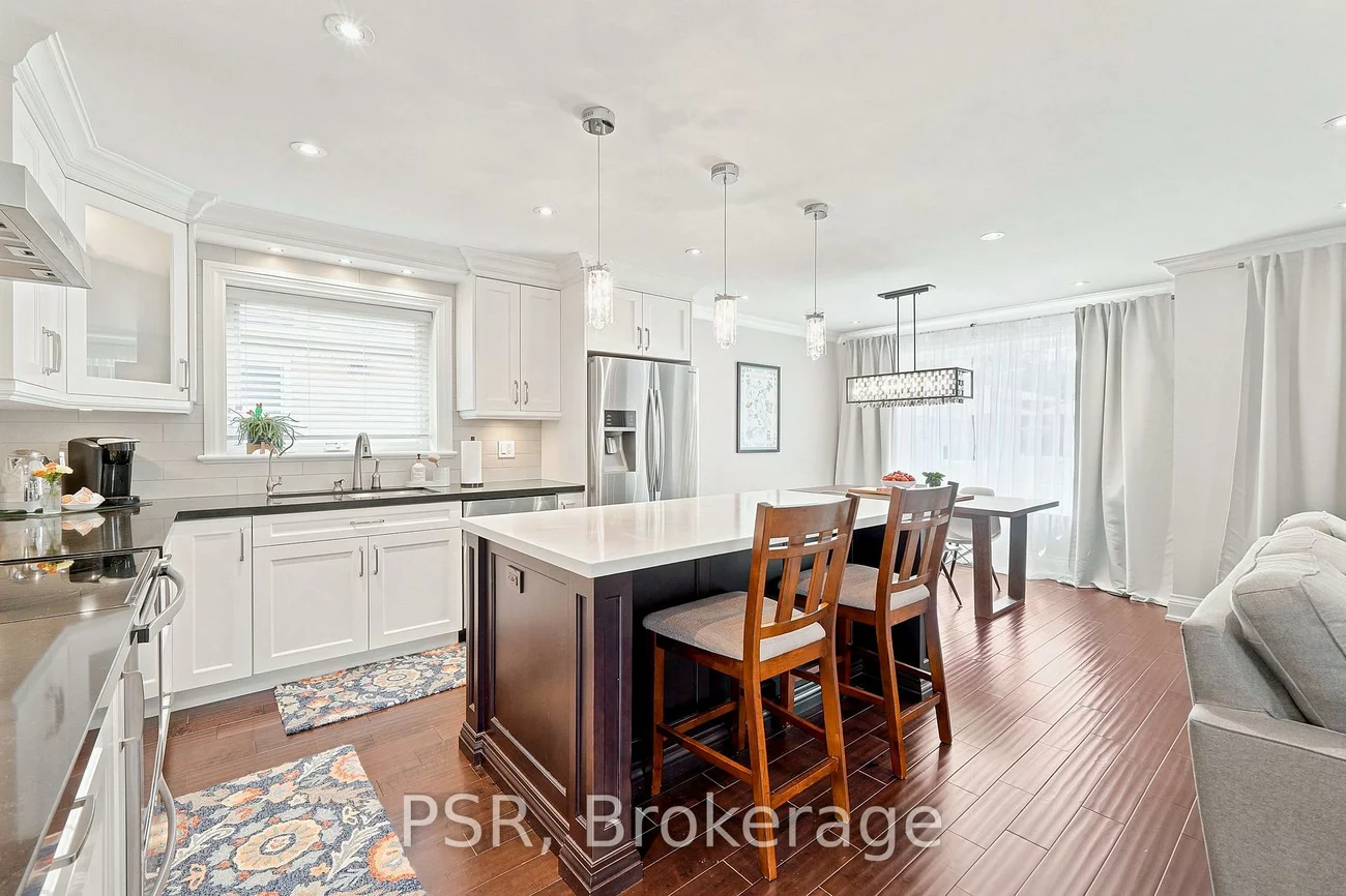 61, Robinglade, Eringate-Centennial-West Deane, Toronto