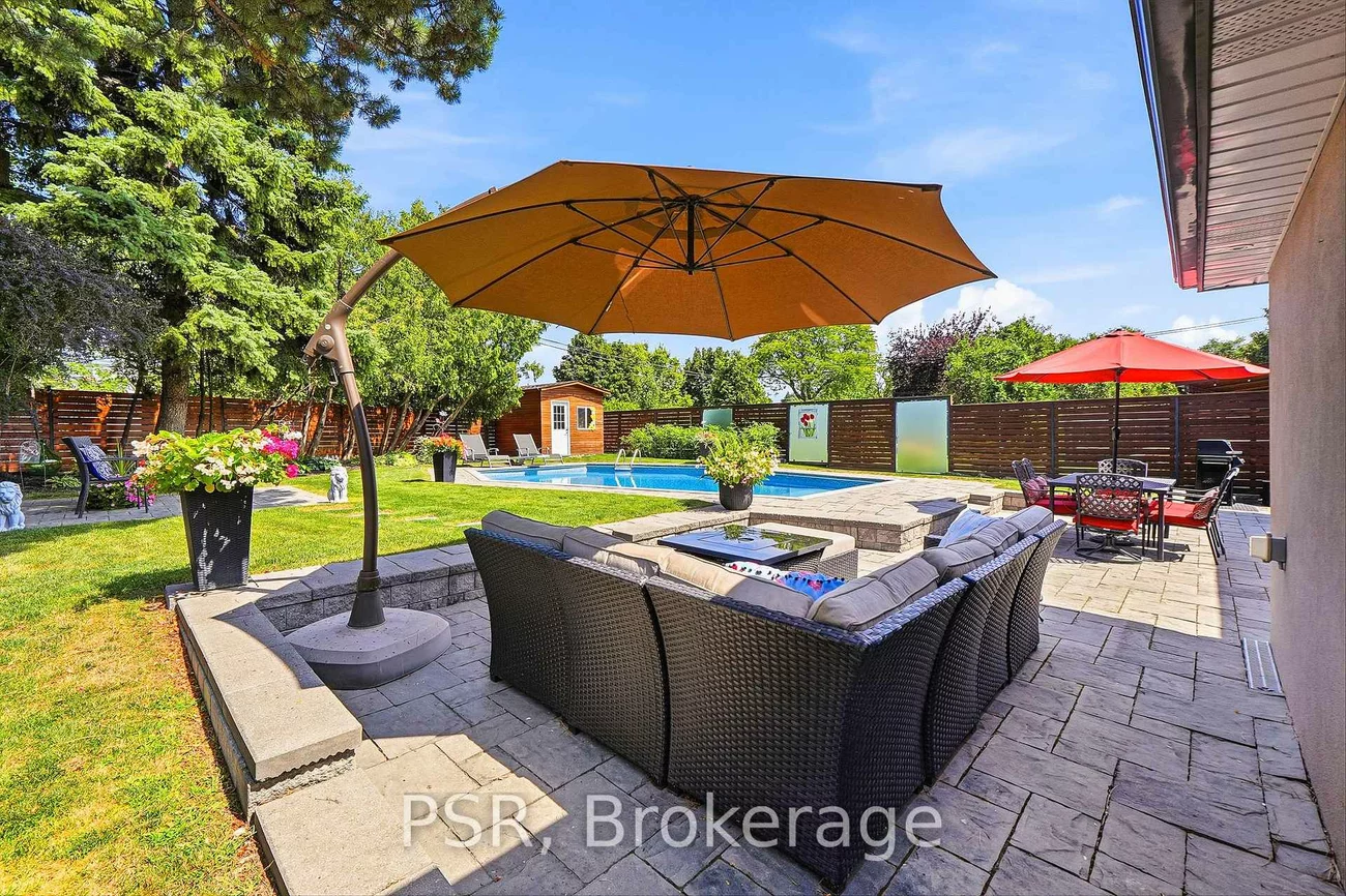 61, Robinglade, Eringate-Centennial-West Deane, Toronto