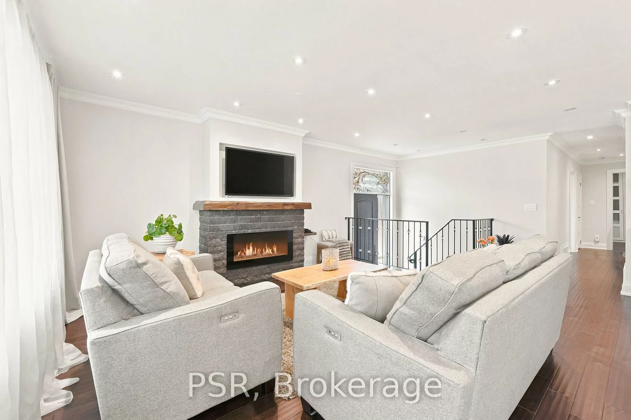 61, Robinglade, Eringate-Centennial-West Deane, Toronto