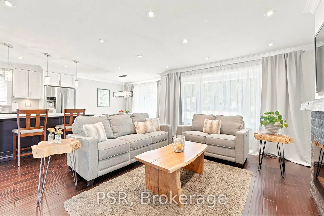 61, Robinglade, Eringate-Centennial-West Deane, Toronto