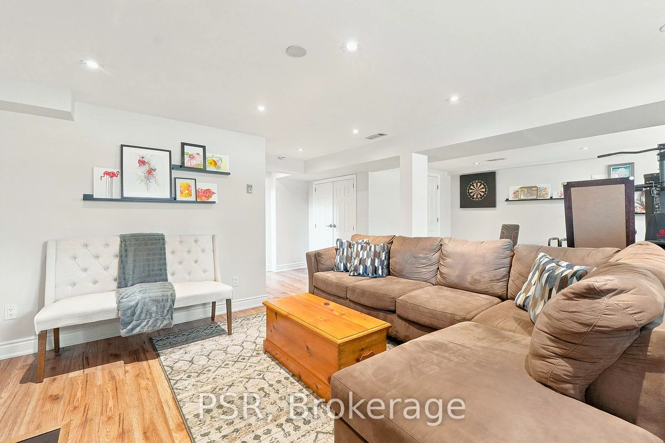 61, Robinglade, Eringate-Centennial-West Deane, Toronto