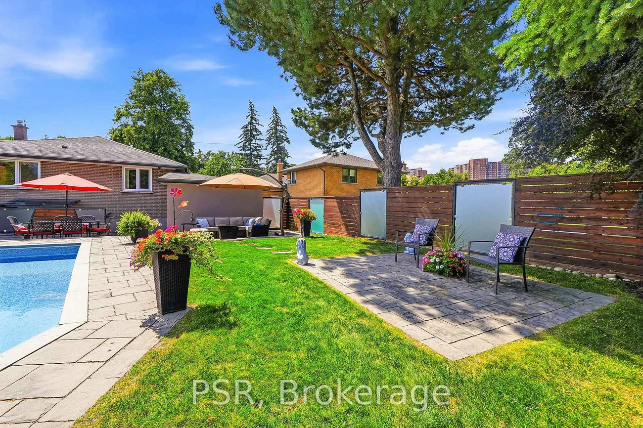 61, Robinglade, Eringate-Centennial-West Deane, Toronto