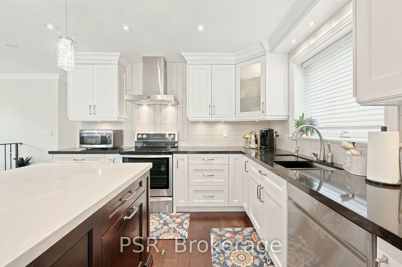 61, Robinglade, Eringate-Centennial-West Deane, Toronto