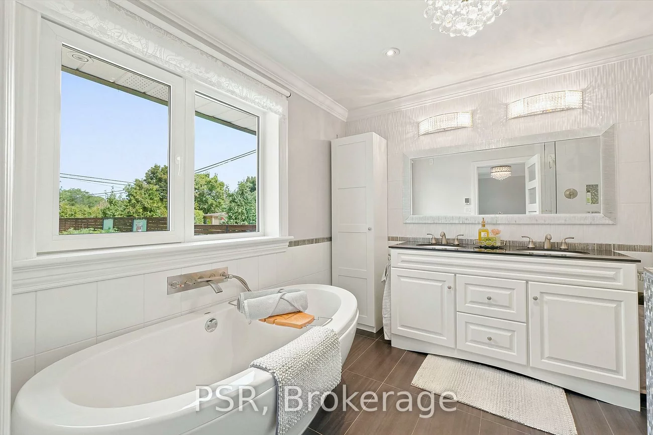 61, Robinglade, Eringate-Centennial-West Deane, Toronto