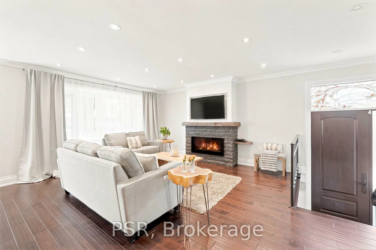 61, Robinglade, Eringate-Centennial-West Deane, Toronto