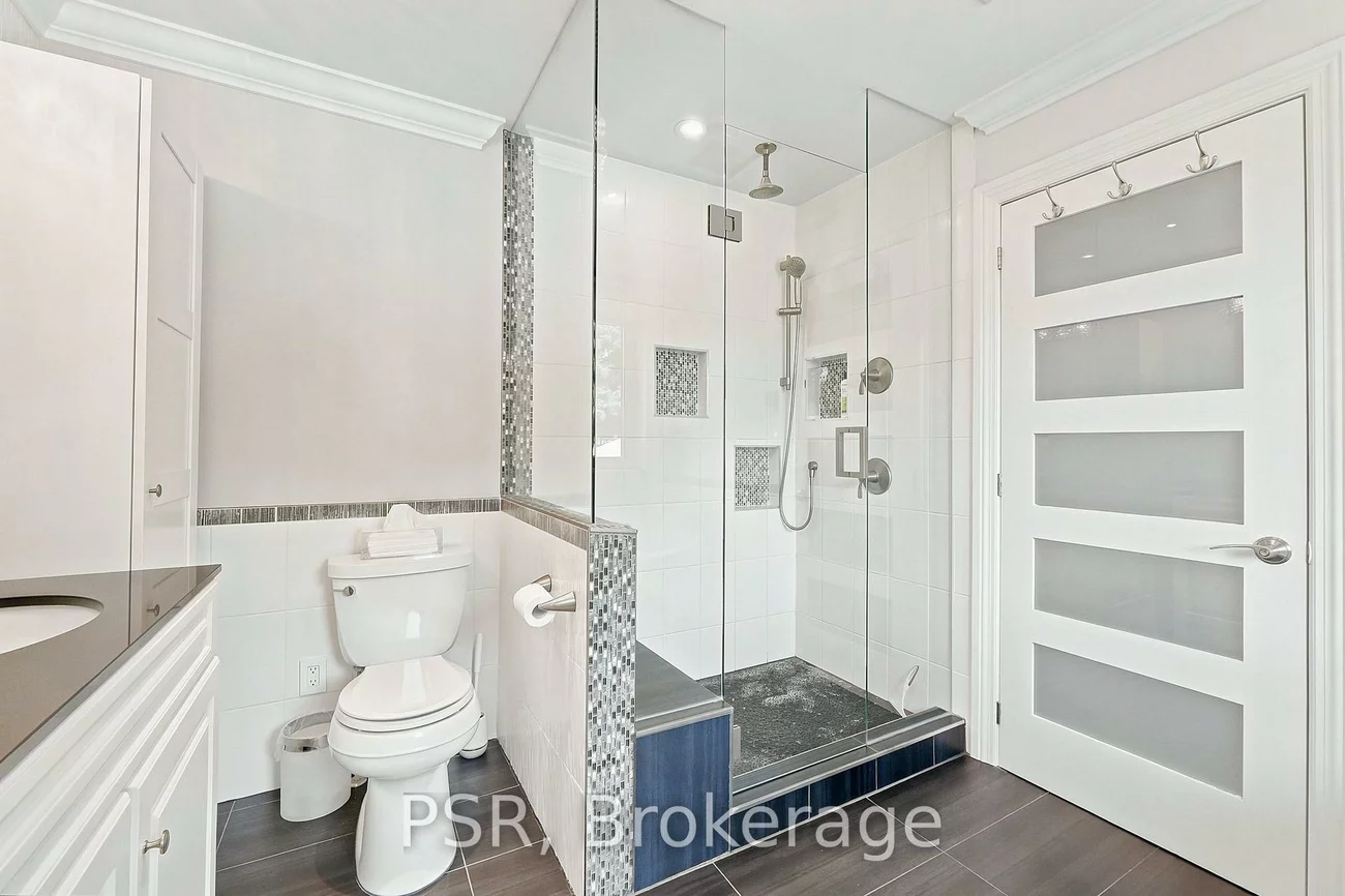 61, Robinglade, Eringate-Centennial-West Deane, Toronto