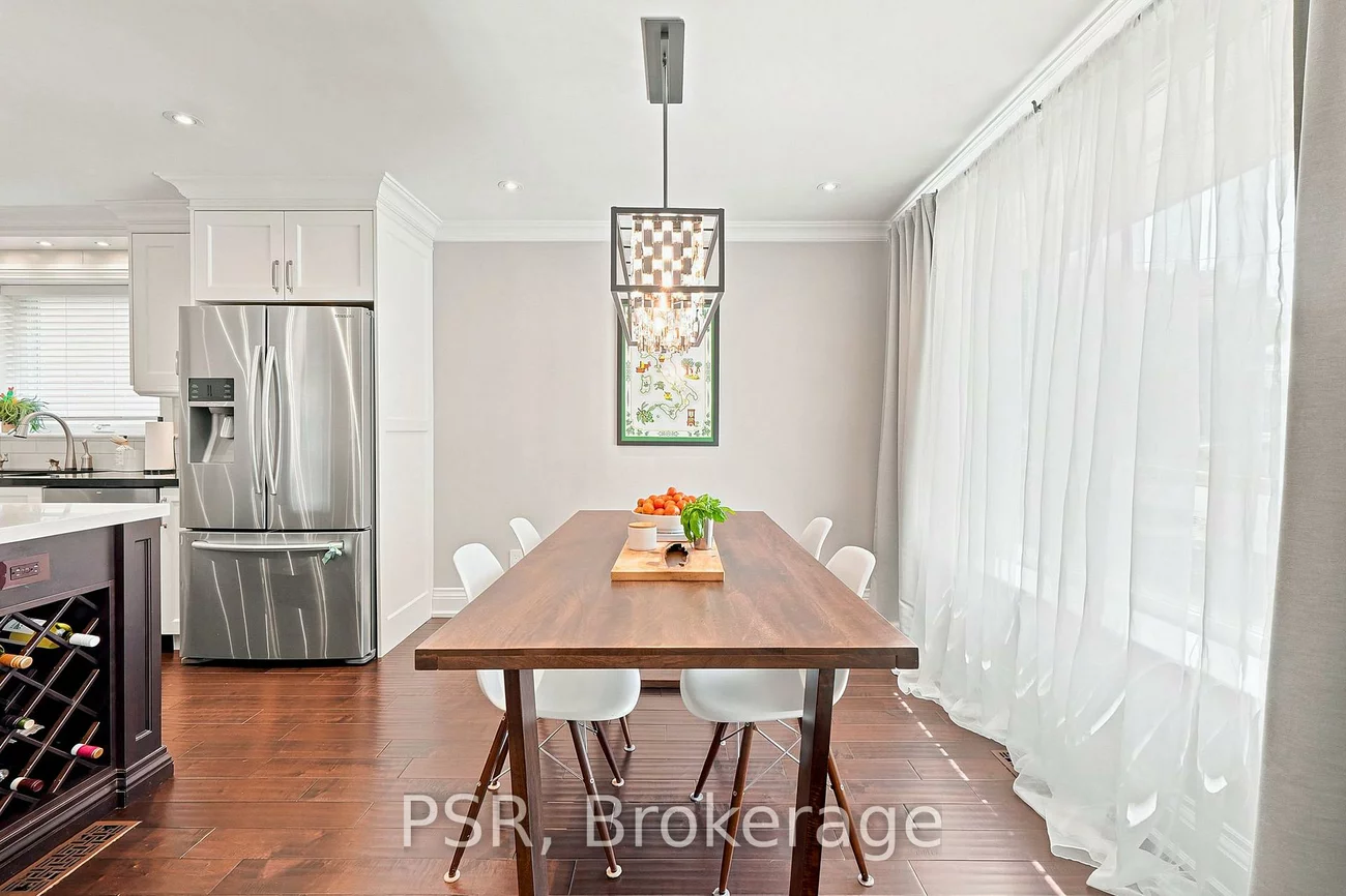 61, Robinglade, Eringate-Centennial-West Deane, Toronto