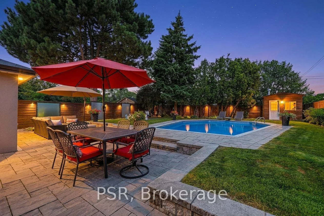 61, Robinglade, Eringate-Centennial-West Deane, Toronto