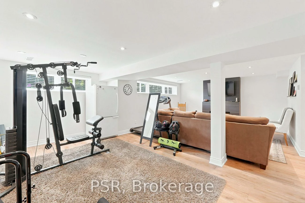 61, Robinglade, Eringate-Centennial-West Deane, Toronto
