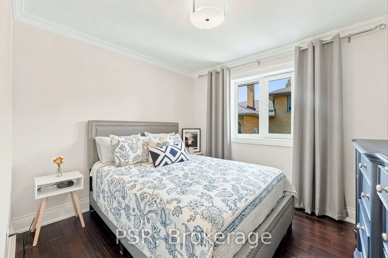 61, Robinglade, Eringate-Centennial-West Deane, Toronto