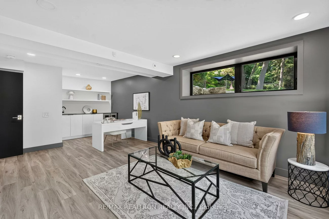 8, Breezewood, Stonegate-Queensway, Toronto