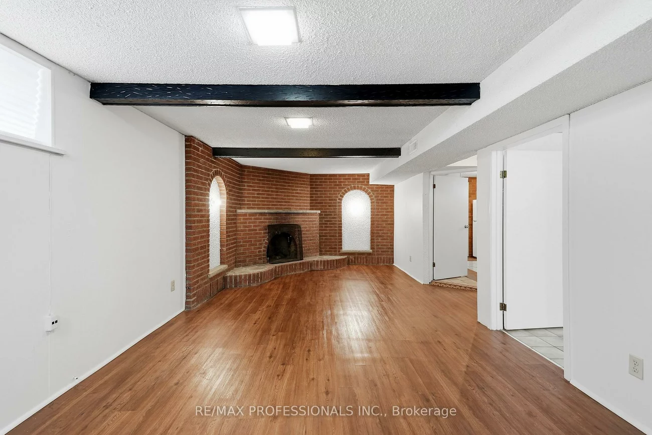 111, Wesley, Stonegate-Queensway, Toronto