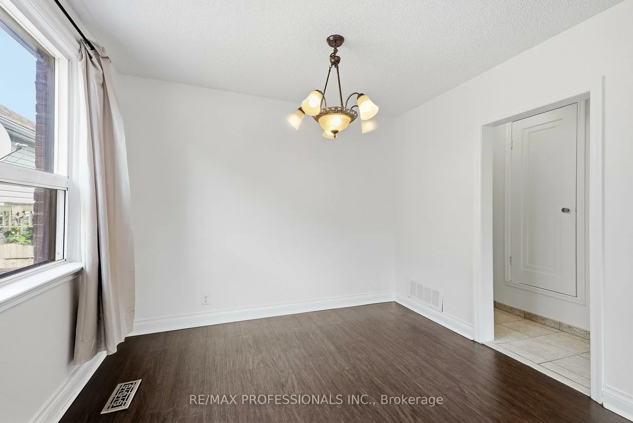111, Wesley, Stonegate-Queensway, Toronto