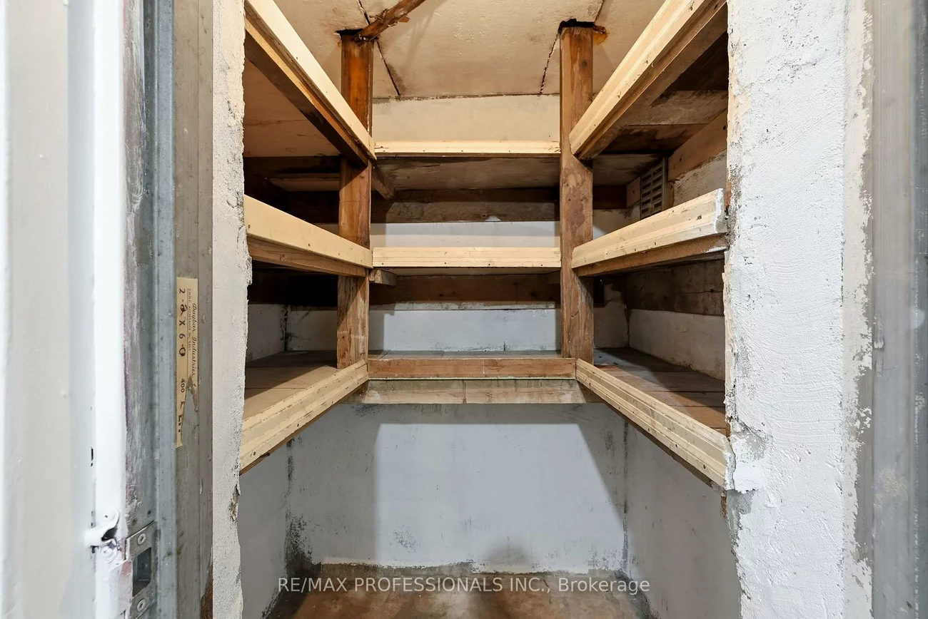 111, Wesley, Stonegate-Queensway, Toronto