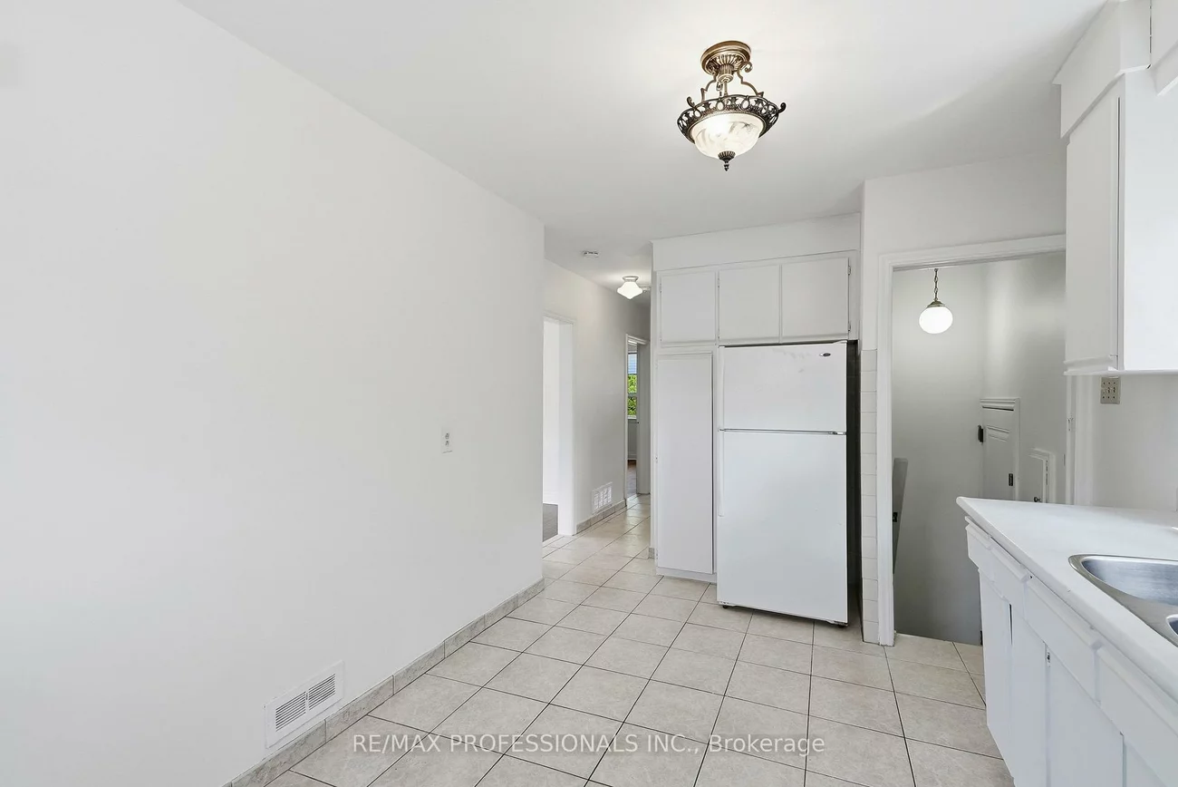 111, Wesley, Stonegate-Queensway, Toronto