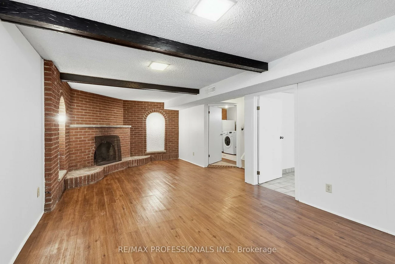 111, Wesley, Stonegate-Queensway, Toronto