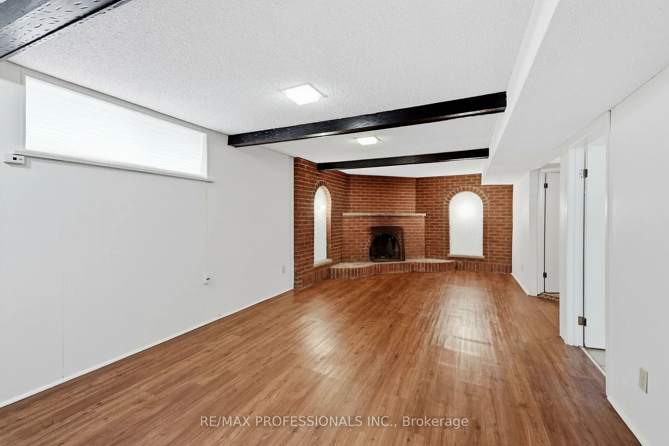 111, Wesley, Stonegate-Queensway, Toronto