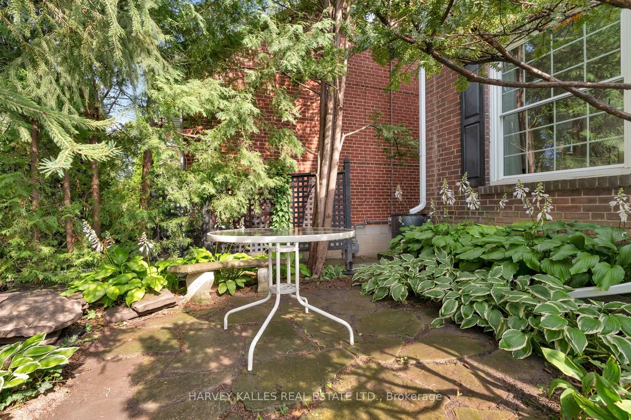 61, Queens, Weston, Toronto