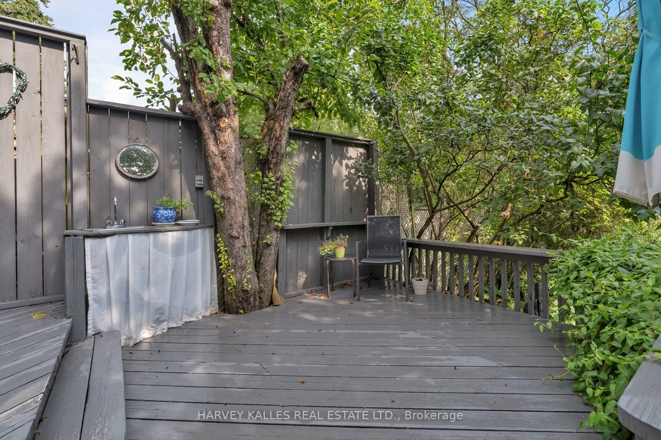 61, Queens, Weston, Toronto
