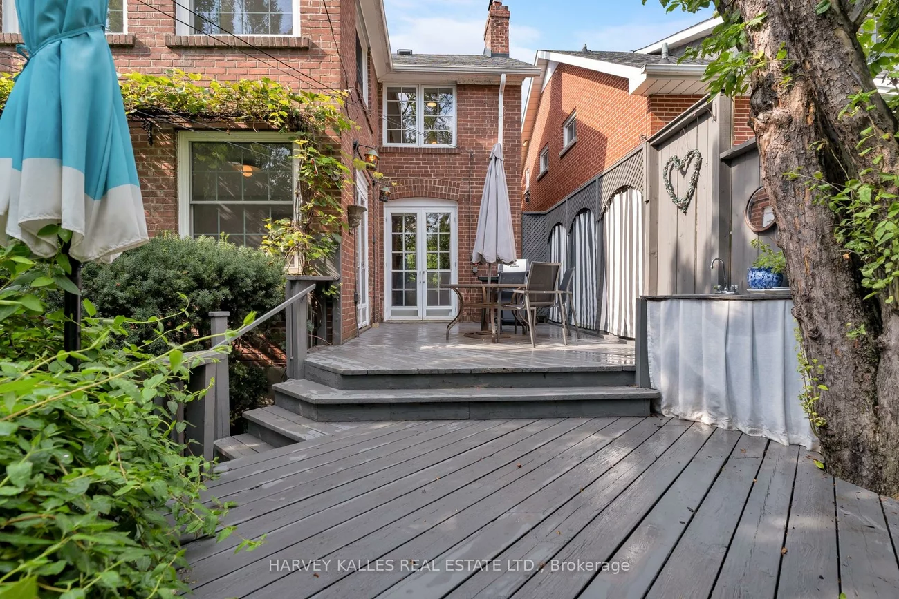 61, Queens, Weston, Toronto