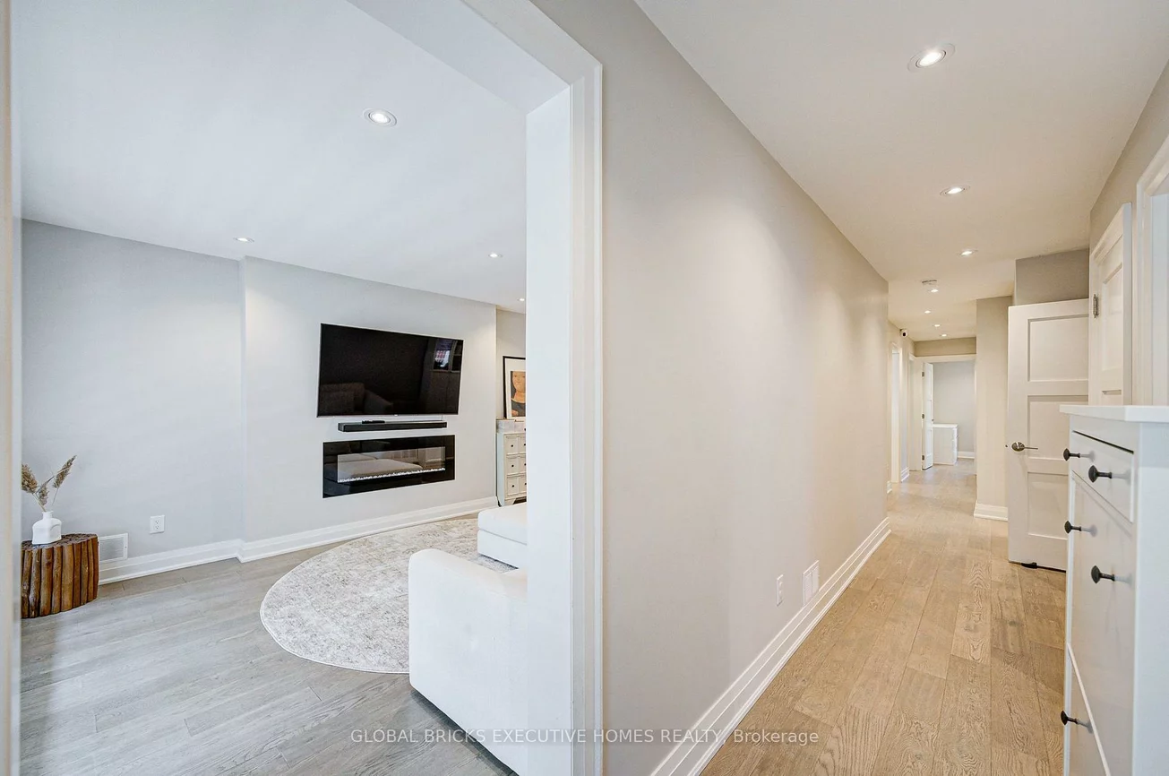 6, Cardigan, Stonegate-Queensway, Toronto