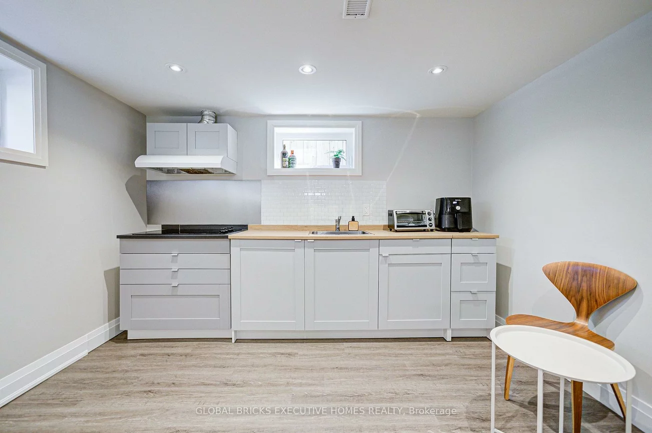 6, Cardigan, Stonegate-Queensway, Toronto
