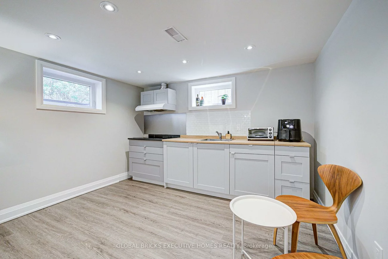 6, Cardigan, Stonegate-Queensway, Toronto