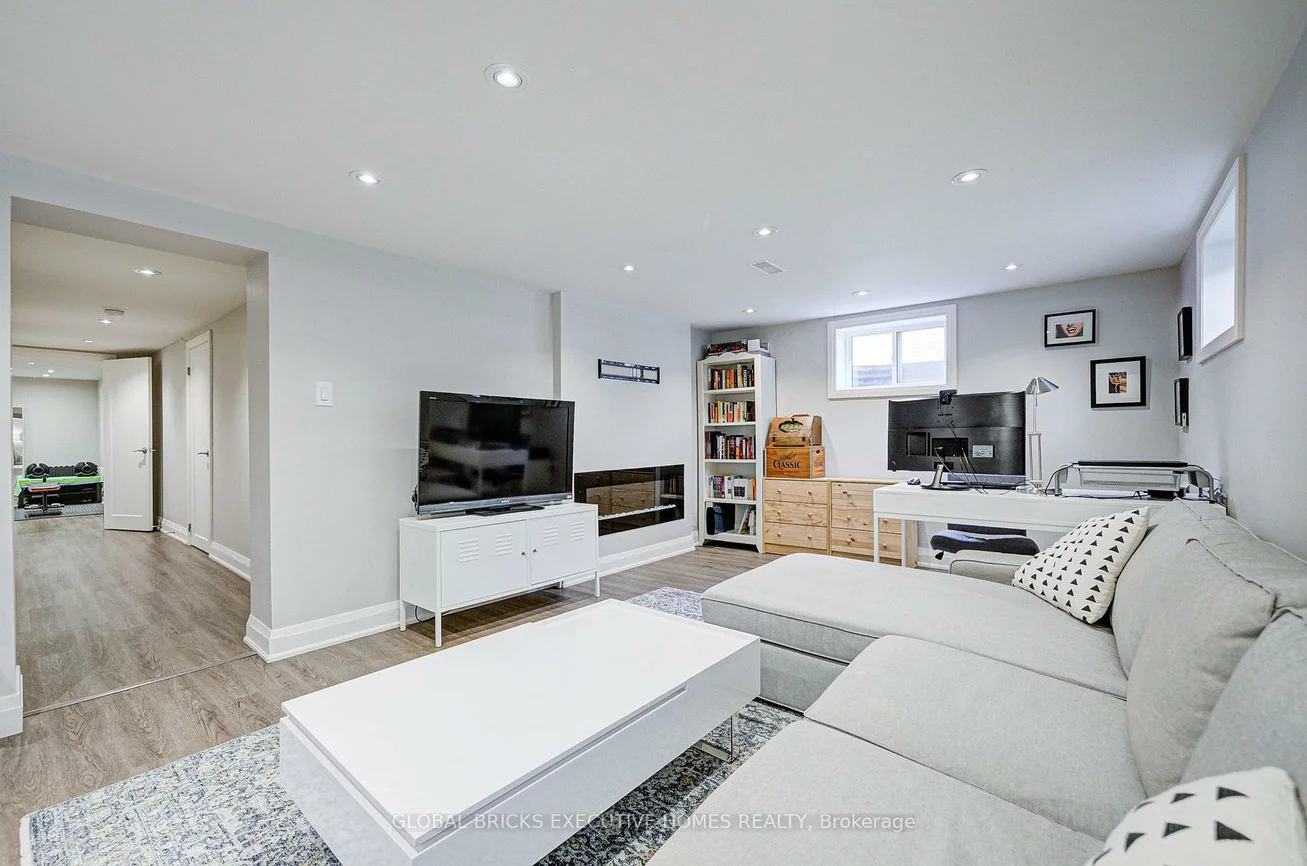 6, Cardigan, Stonegate-Queensway, Toronto