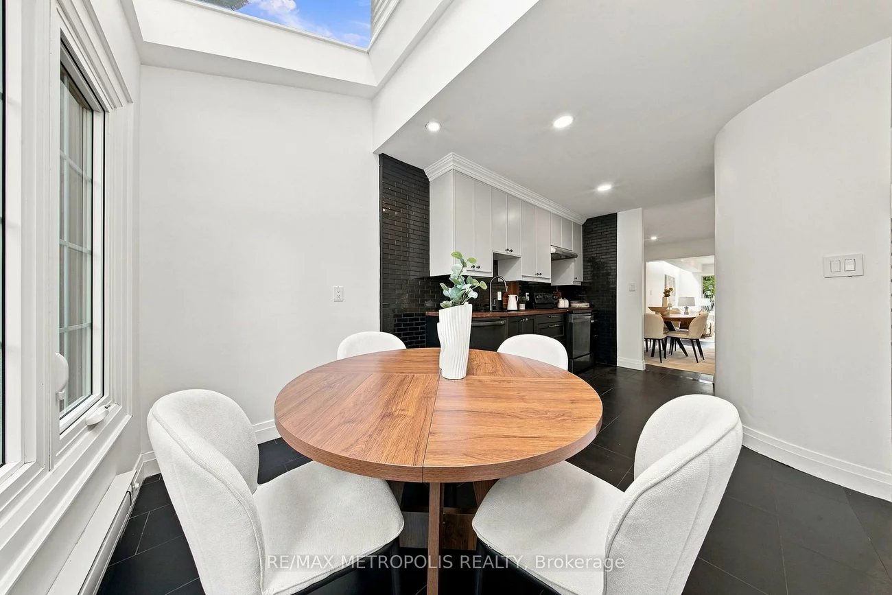 24, Marion, Roncesvalles, Toronto