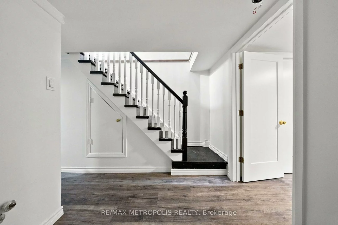 24, Marion, Roncesvalles, Toronto
