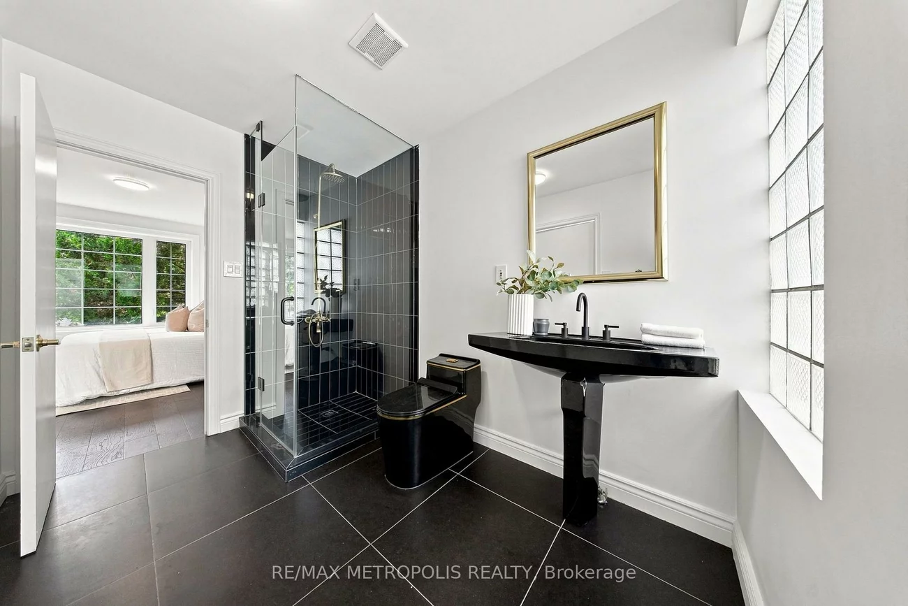 24, Marion, Roncesvalles, Toronto
