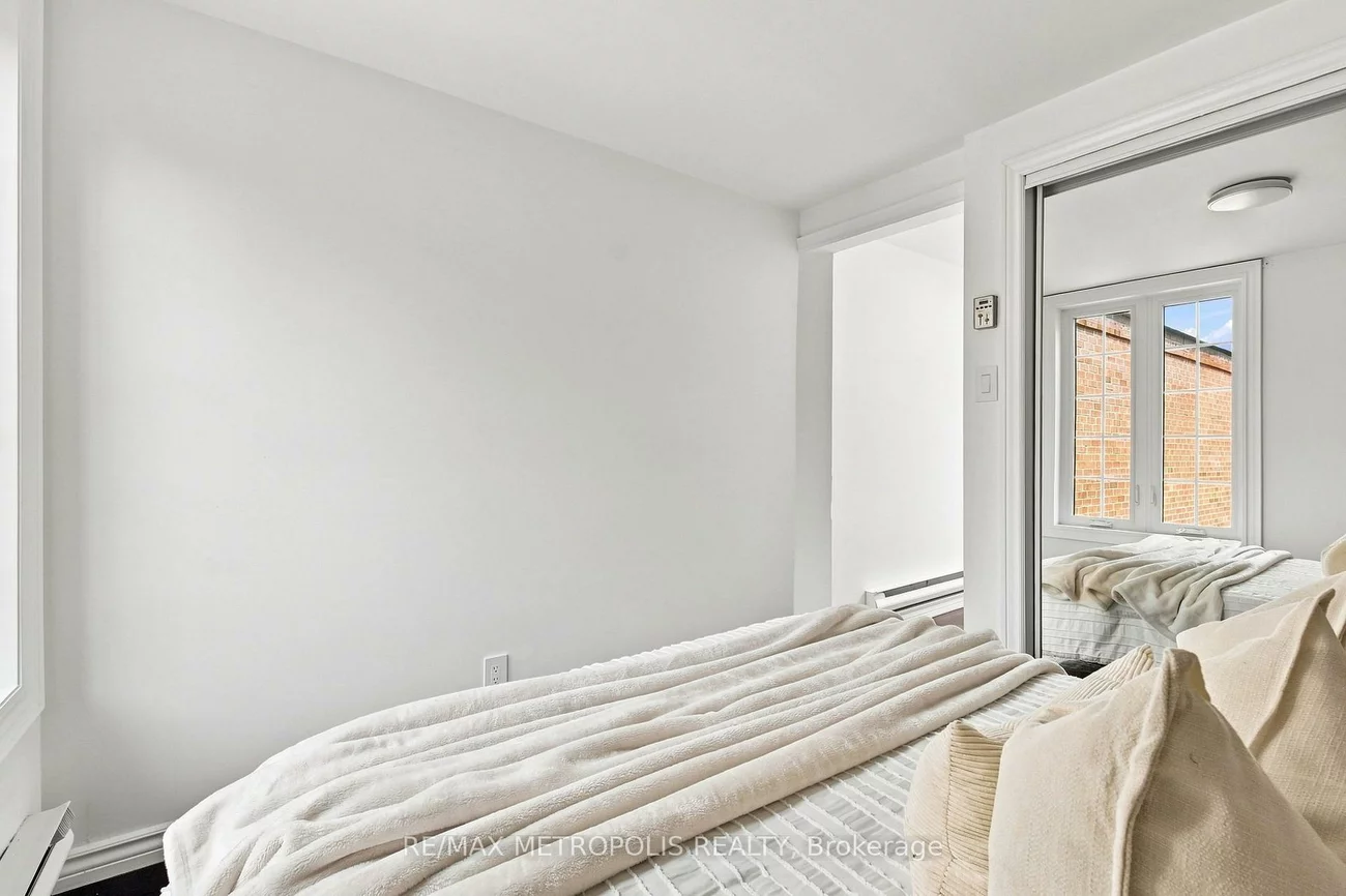 24, Marion, Roncesvalles, Toronto