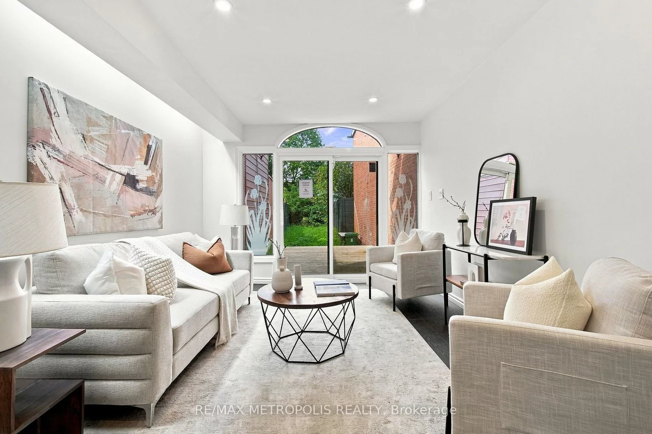 24, Marion, Roncesvalles, Toronto