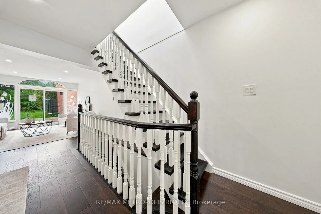 24, Marion, Roncesvalles, Toronto