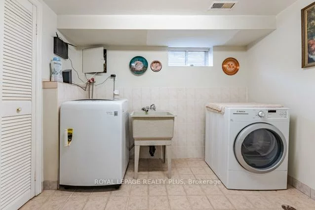 87, Hullmar, Black Creek, Toronto