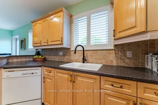 87, Hullmar, Black Creek, Toronto