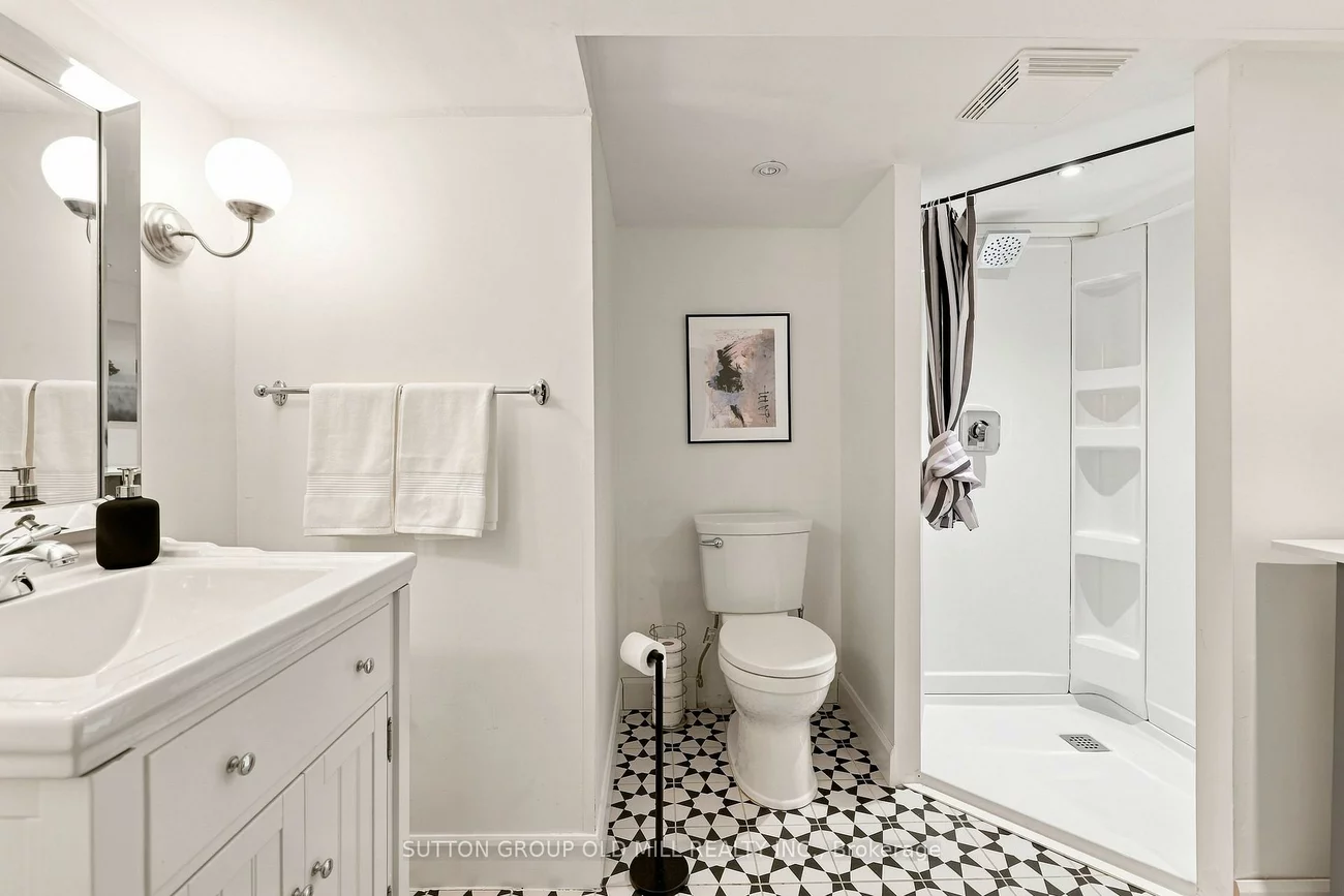 10, Queens, Mimico, Toronto