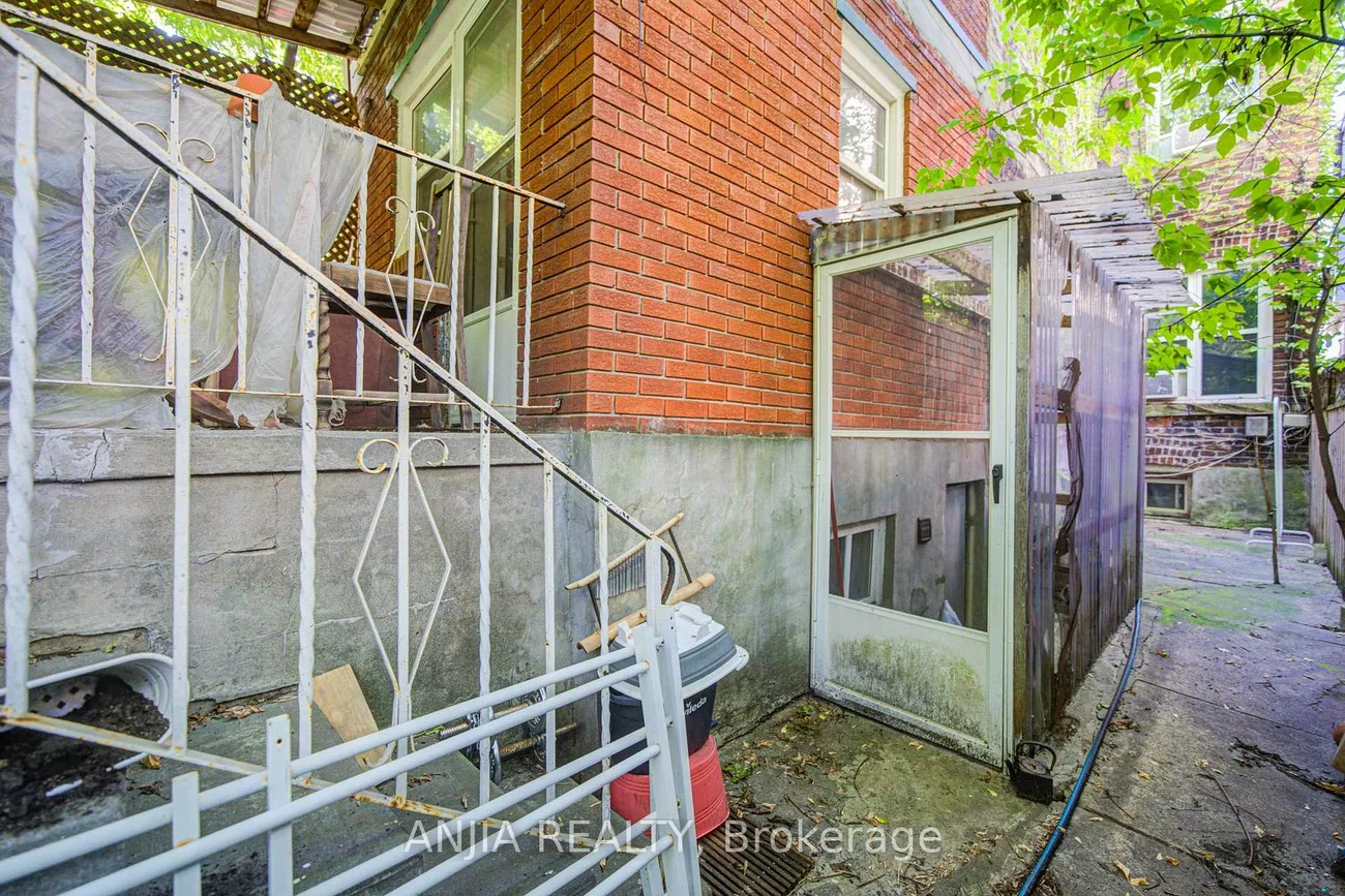 1063, Dufferin, Dovercourt-Wallace Emerson-Junction, Toronto
