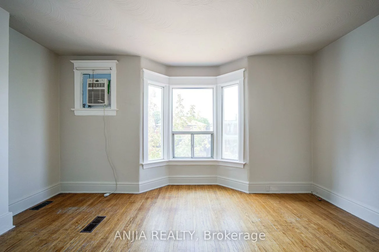 1063, Dufferin, Dovercourt-Wallace Emerson-Junction, Toronto