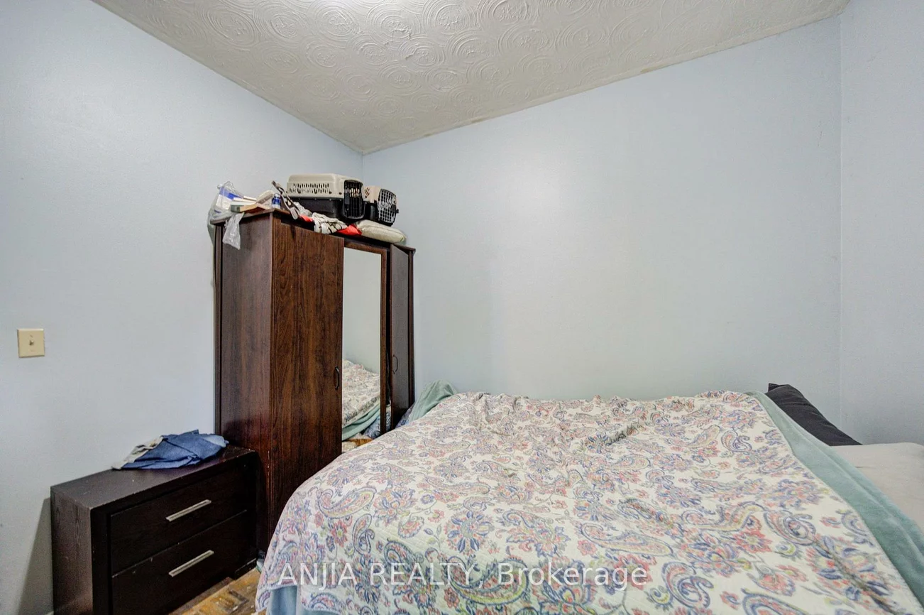 1063, Dufferin, Dovercourt-Wallace Emerson-Junction, Toronto
